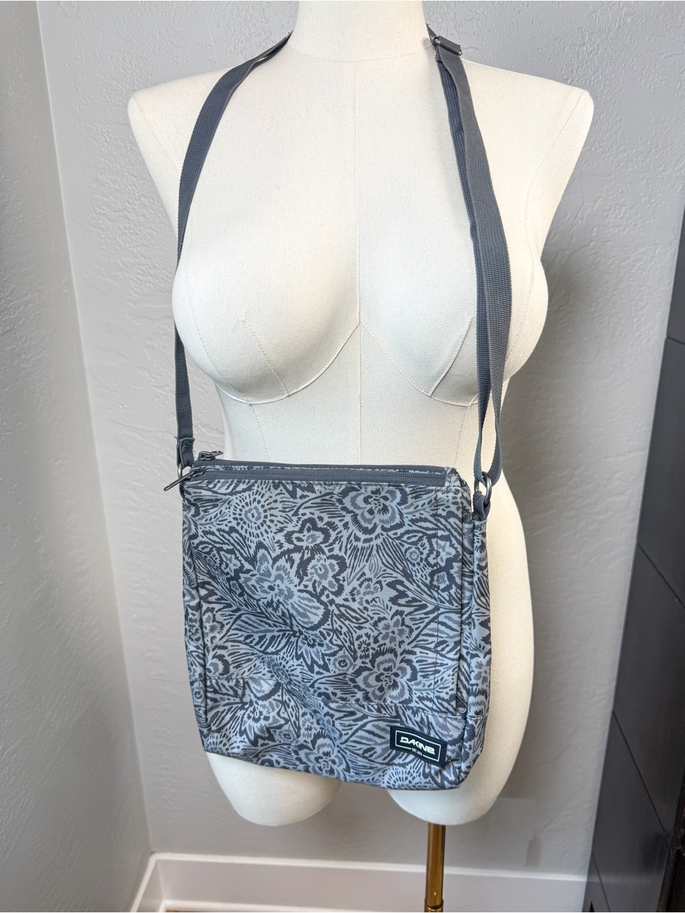 Dakine Gray Floral Crossbody Messenger Bag Adjustable Strap Travel